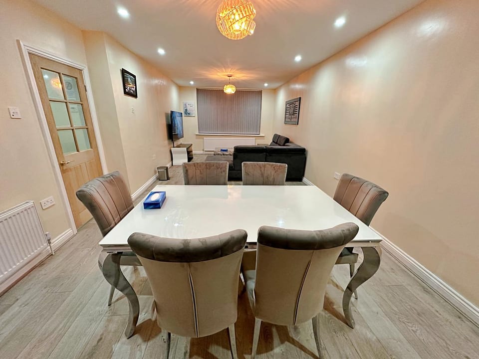 TV and multimedia, Living room, Seating area, Dining area
