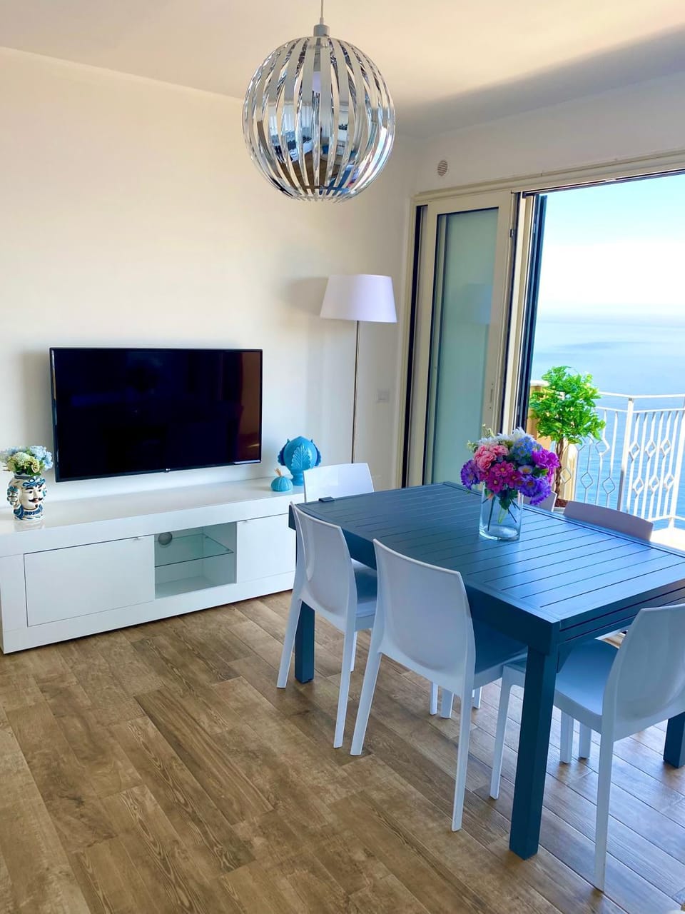 Blue Jolie House in Scilla