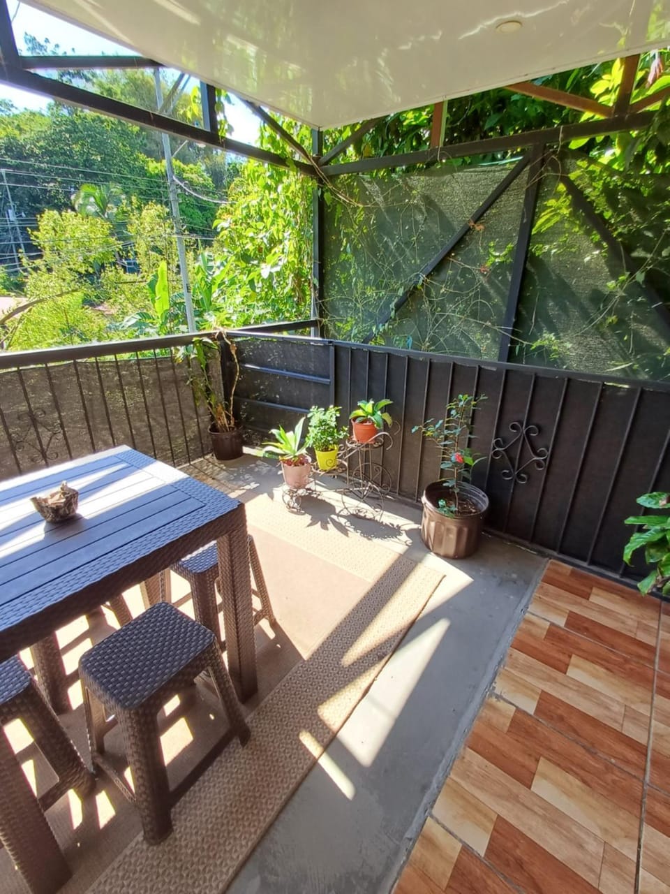 Second Floor Rose House Apartment in Quepos