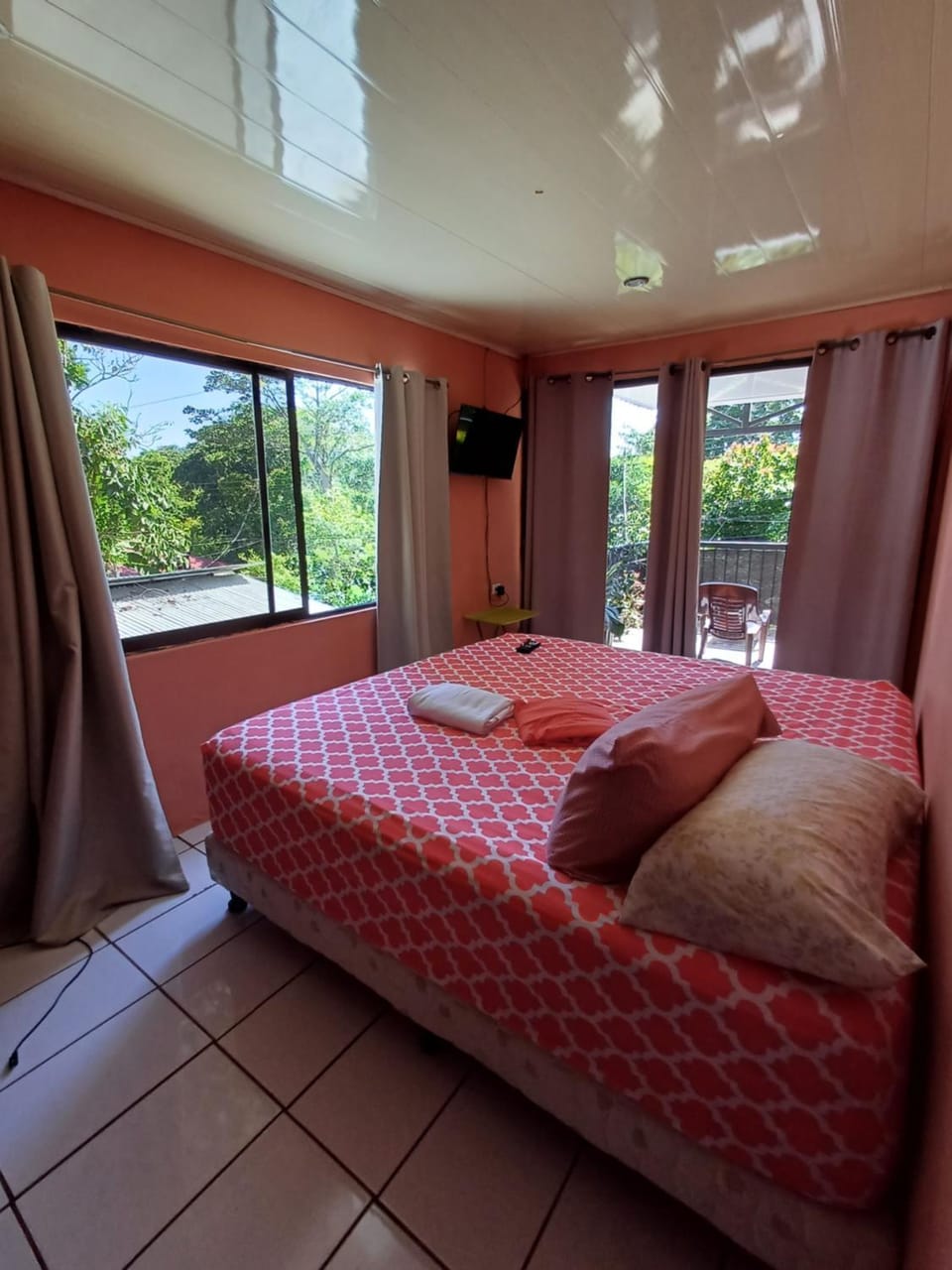 Second Floor Rose House Apartment in Quepos