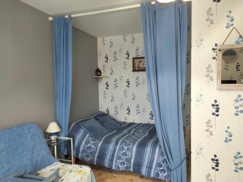 Studio cosy au cœur du Marché Arago, à 400 m de la grande plage, avec balcon et local vélos - FR-1-331-224 Apartment in Les Sables-d'Olonne