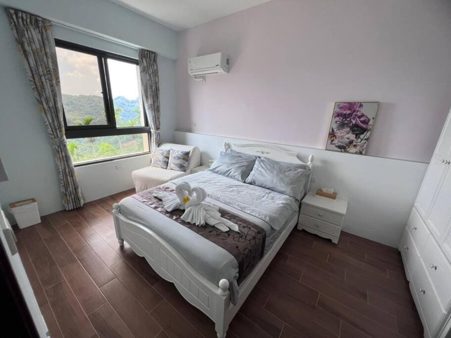 Bed, Photo of the whole room, internet, towels, air conditioner