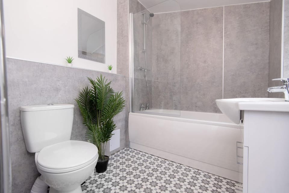 Modern 3 Bedroom Home in Central Rugby w Parking House in Rugby