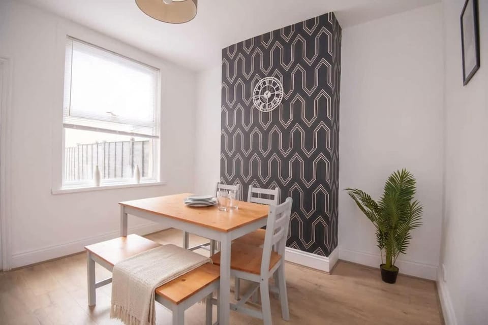 Modern 3 Bedroom Home in Central Rugby w Parking House in Rugby