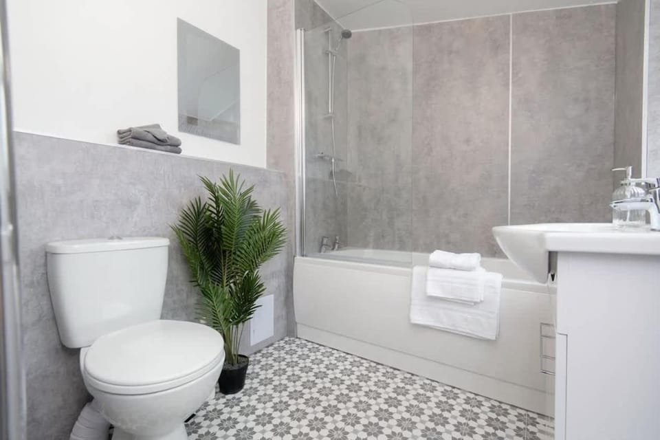 Modern 3 Bedroom Home in Central Rugby w Parking House in Rugby