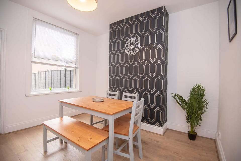 Modern 3 Bedroom Home in Central Rugby w Parking House in Rugby