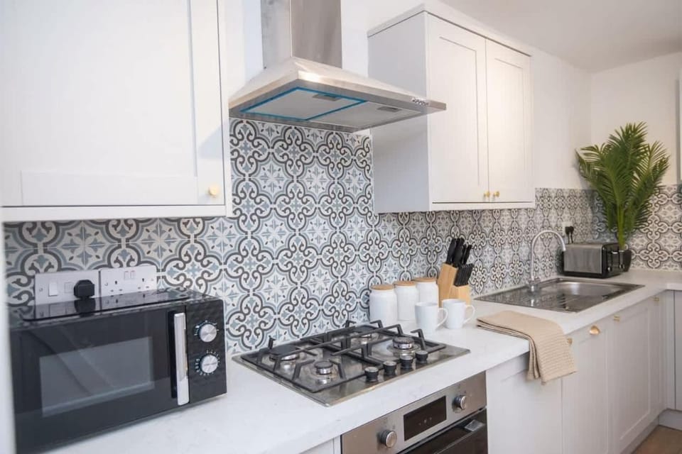 Modern 3 Bedroom Home in Central Rugby w Parking House in Rugby