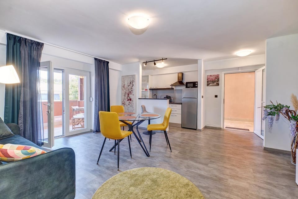 Kitchen or kitchenette, Living room, Seating area, Dining area