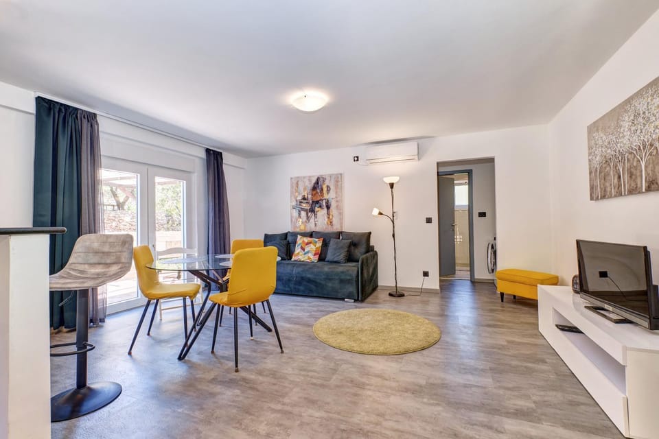 TV and multimedia, Living room, Seating area, Dining area