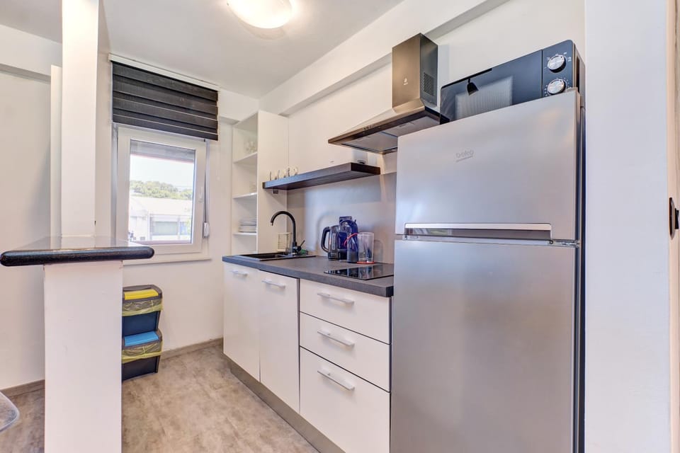 Kitchen or kitchenette, dishwasher, microwave, stove
