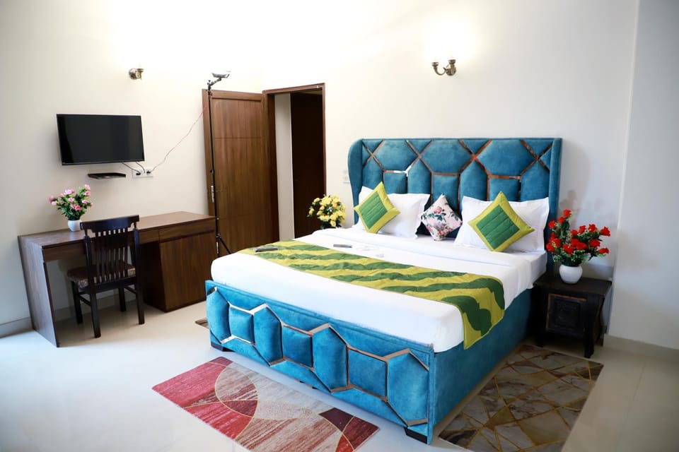 Bed, TV and multimedia, Photo of the whole room, Bedroom