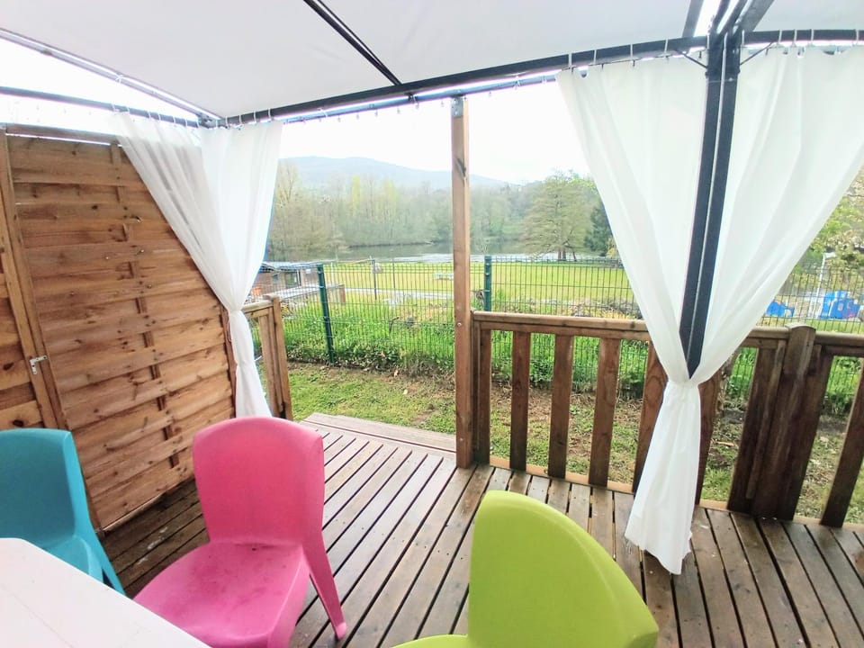 Logement 3 chambres - Vue Lac- Camping 4 étoiles Foix Campground/ 
RV Resort in Occitanie