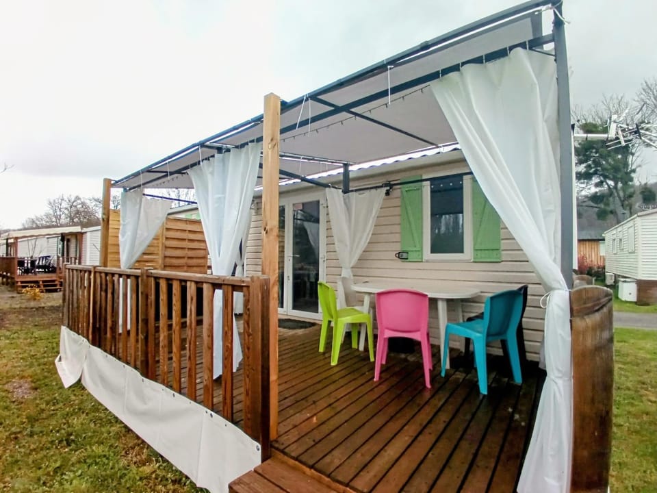 Logement 3 chambres - Vue Lac- Camping 4 étoiles Foix Campground/ 
RV Resort in Occitanie
