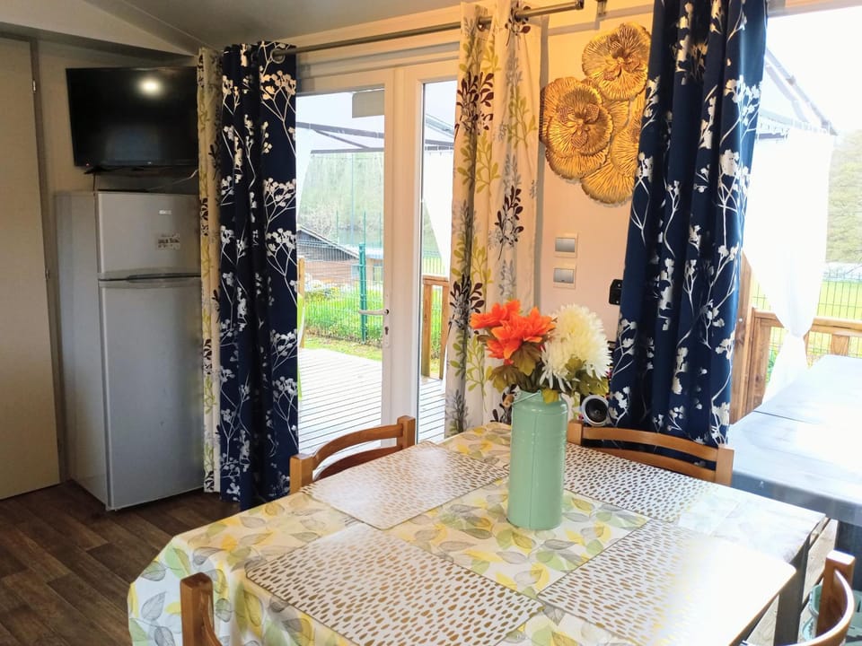 Logement 3 chambres - Vue Lac- Camping 4 étoiles Foix Campground/ 
RV Resort in Occitanie