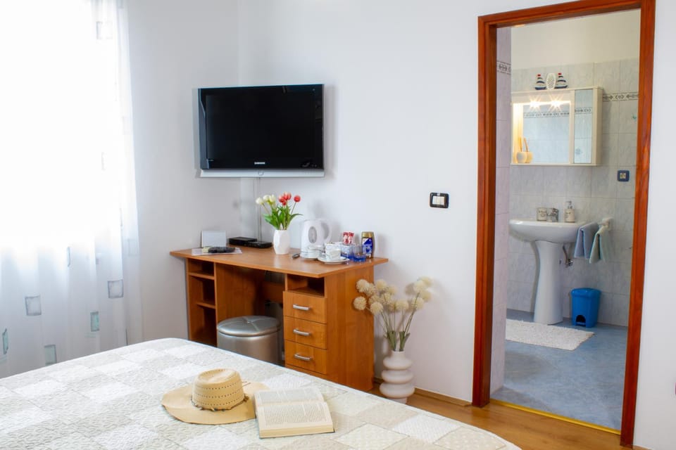 Bed, Bathroom, TV and multimedia
