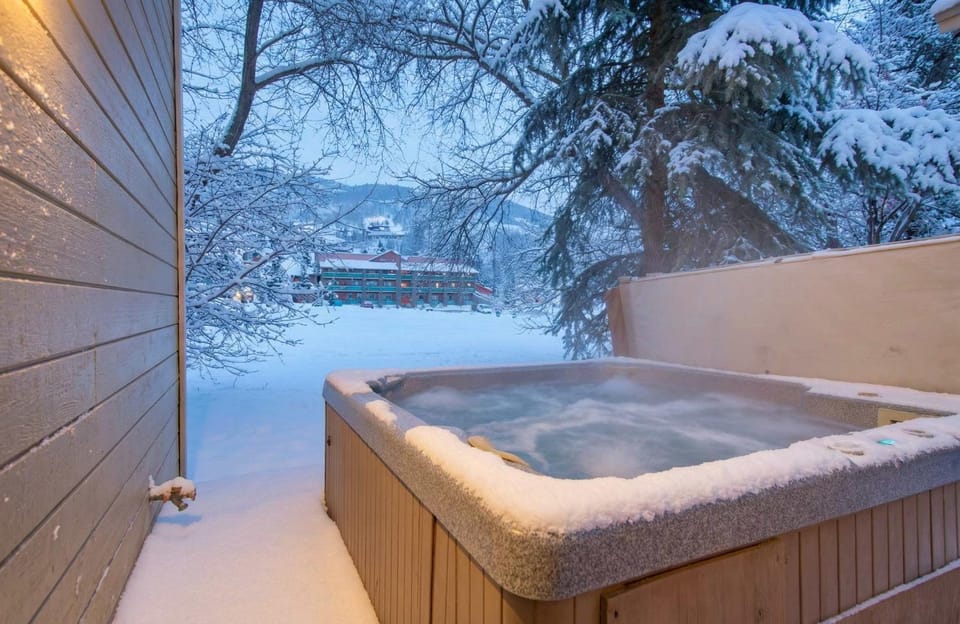 3BR Mountain Retreat Ski Hike and Private Hot Tub House in Park City