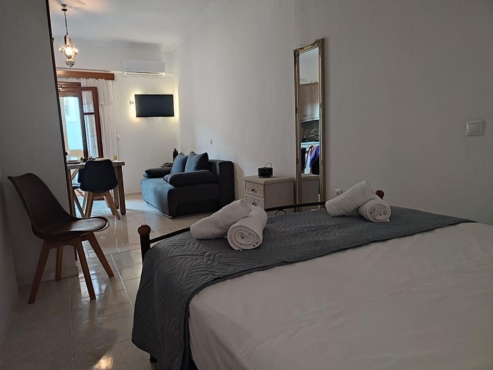 Bed, TV and multimedia, Living room, Photo of the whole room, Seating area, Bedroom, towels