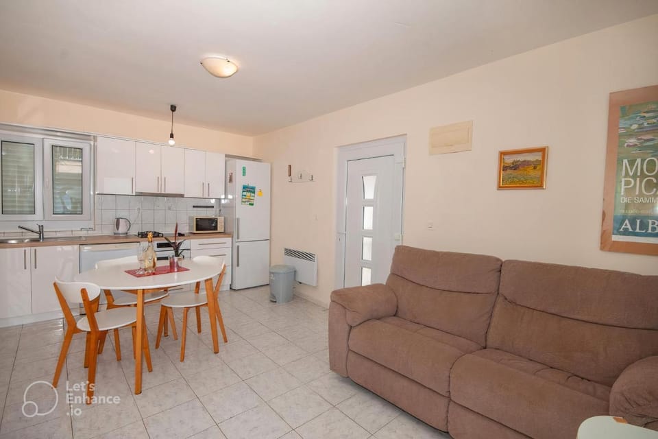 Kitchen or kitchenette, Living room, Seating area, Dining area, minibar, pet friendly