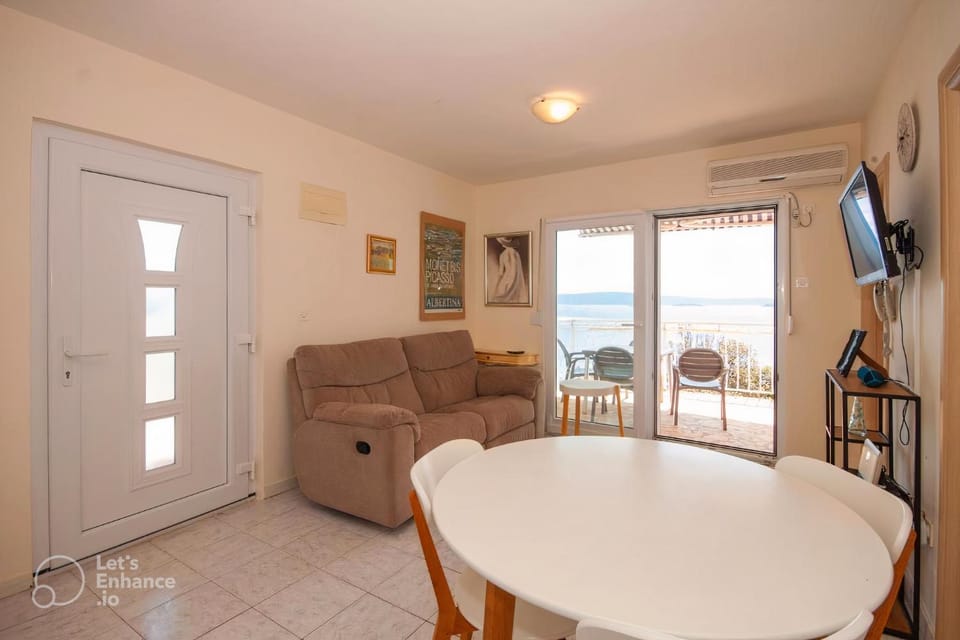 Communal lounge/ TV room, TV and multimedia, Living room, Seating area, Dining area, Sea view