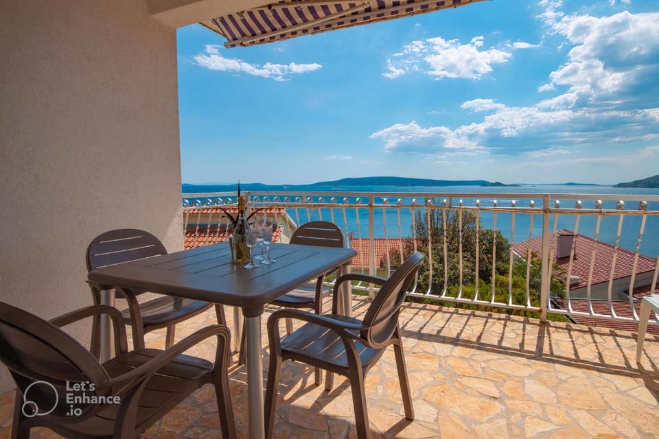 Day, View (from property/room), Balcony/Terrace, Dining area, Sea view