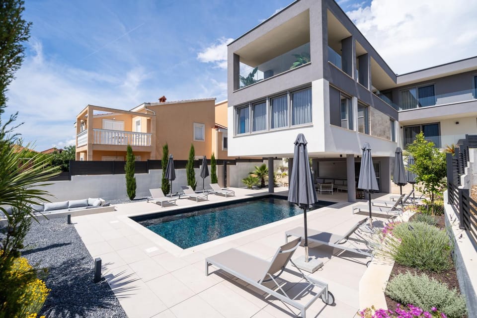 Property building, Patio, Communal lounge/ TV room, Spring, Evening entertainment, Swimming pool, sunbed