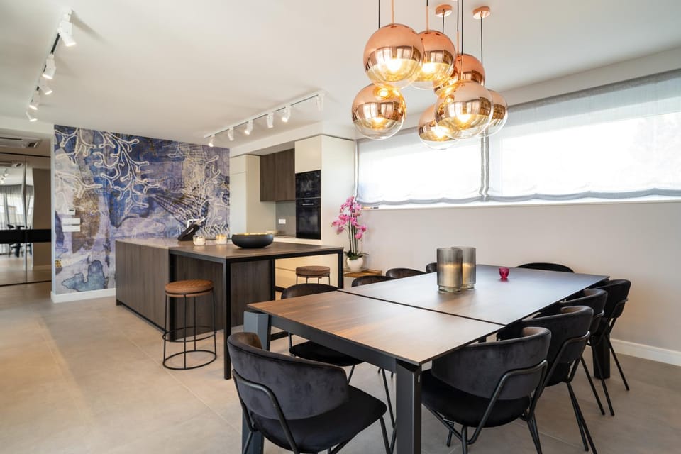 Kitchen or kitchenette, Living room, Seating area, Dining area