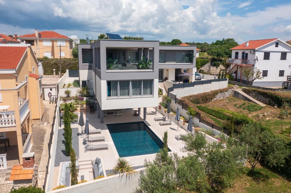Property building, Neighbourhood, Garden, Garden view, Swimming pool