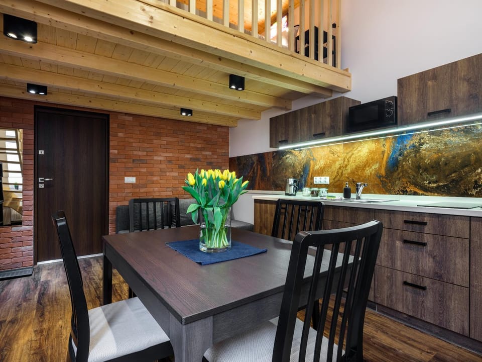 Kitchen or kitchenette, Dining area