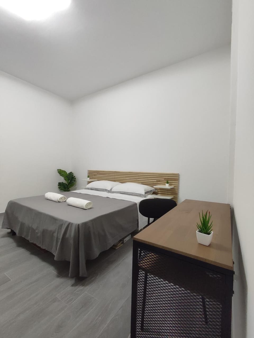 Photo of the whole room, Bedroom