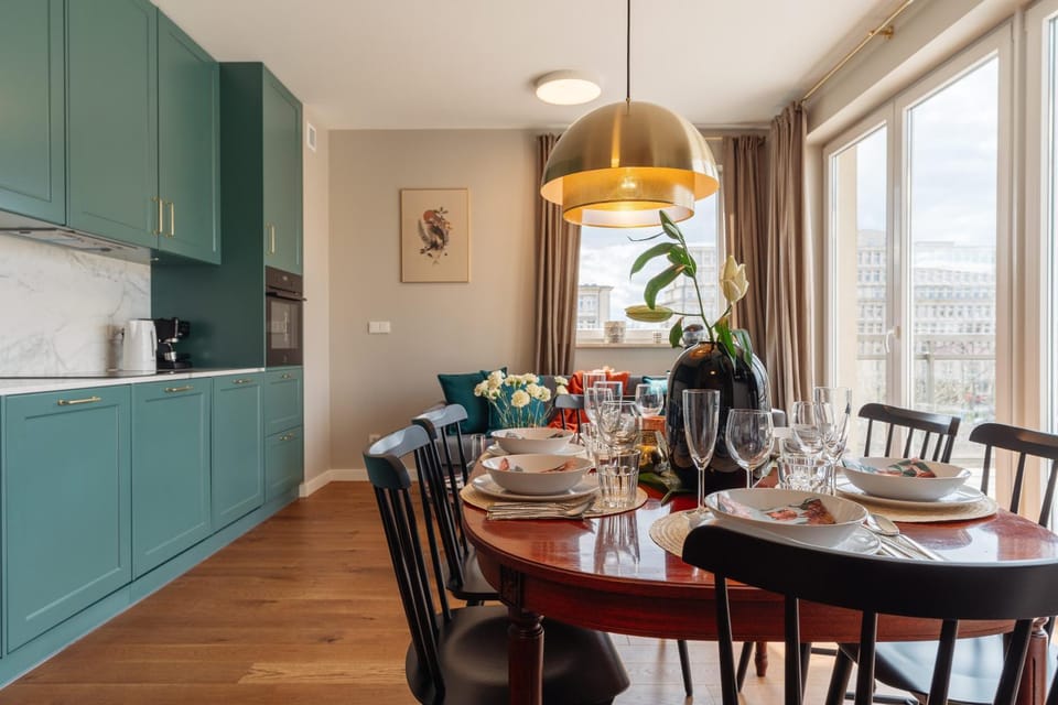 Kitchen or kitchenette, Food and drinks, Seating area, Dining area