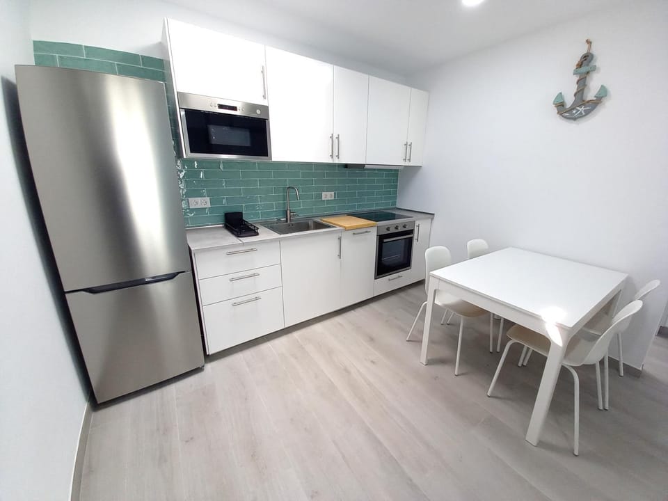 Kitchen or kitchenette, Dining area, dishwasher, minibar, pet friendly, stove