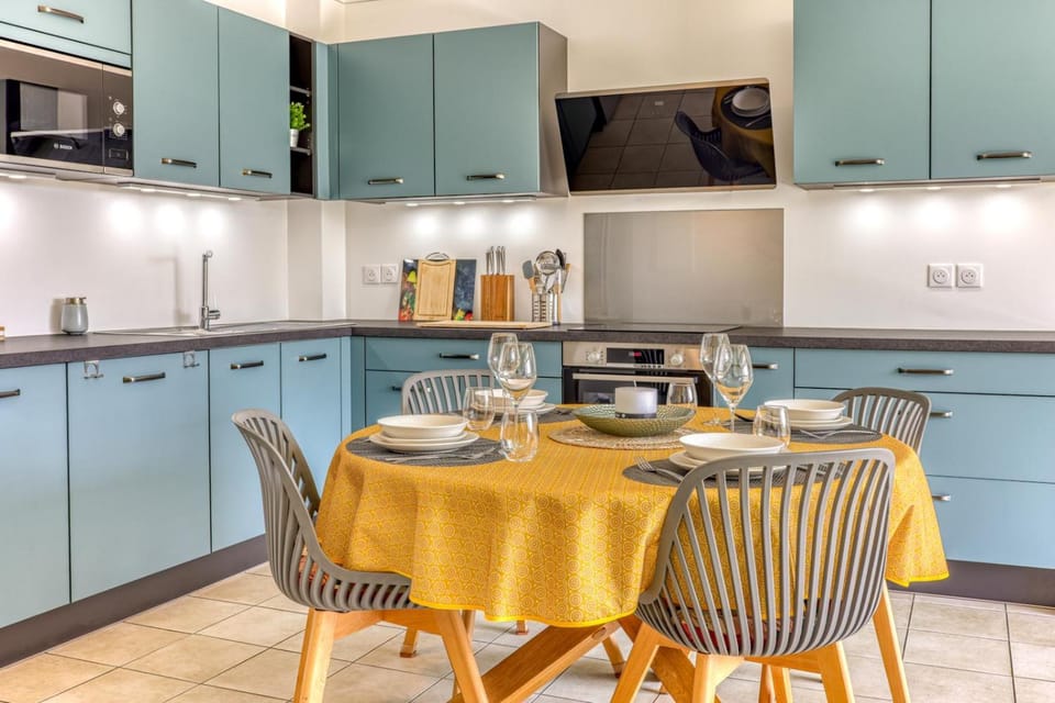Coffee/tea facilities, Kitchen or kitchenette, Dining area, dishwasher, oven, stove, toaster