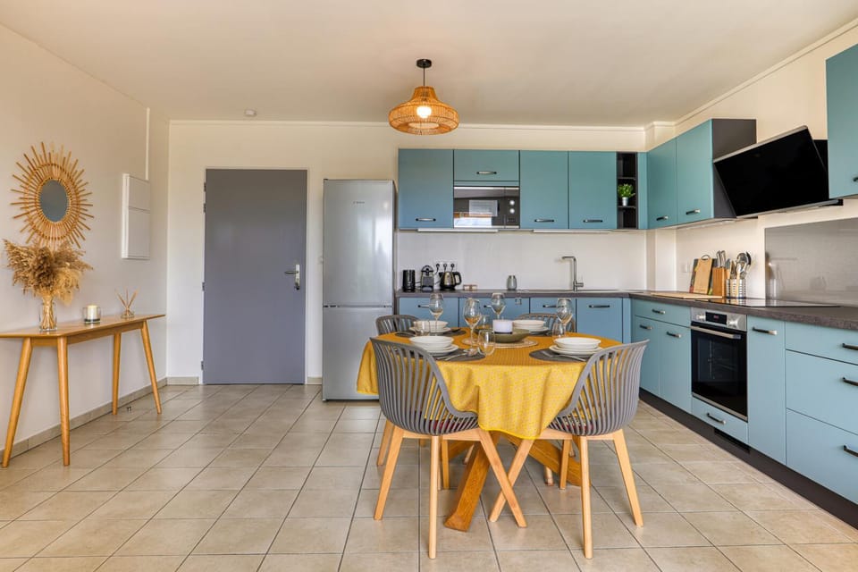 Coffee/tea facilities, Kitchen or kitchenette, Dining area, dishwasher, oven, stove
