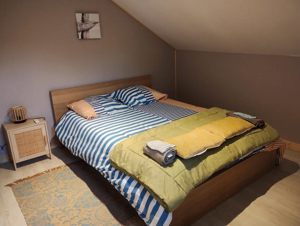 Photo of the whole room, Bedroom