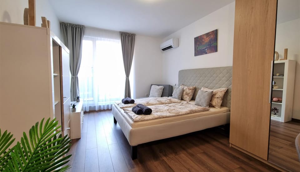 Bed, Living room, Photo of the whole room, Seating area, Bedroom, towels