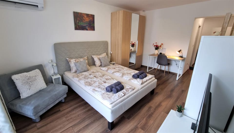 Bed, TV and multimedia, Living room, Photo of the whole room, Seating area, Bedroom, towels, wardrobe, air conditioner