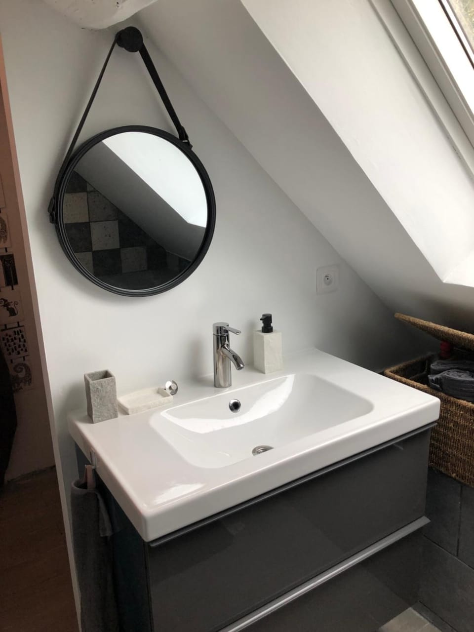 Grande chambre avec salle de bain et WC privés Vacation rental in Centre-Val de Loire