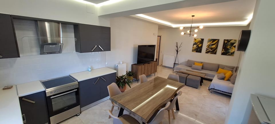 TV and multimedia, Kitchen or kitchenette, Living room, Seating area, Dining area, oven, stove