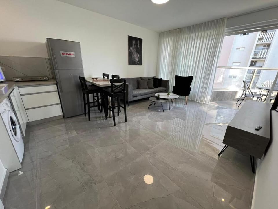 Property building, Kitchen or kitchenette, Living room, Seating area, Dining area, minibar, stove
