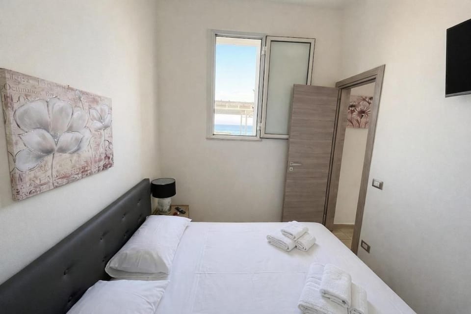 Bed, TV and multimedia, Bedroom, towels