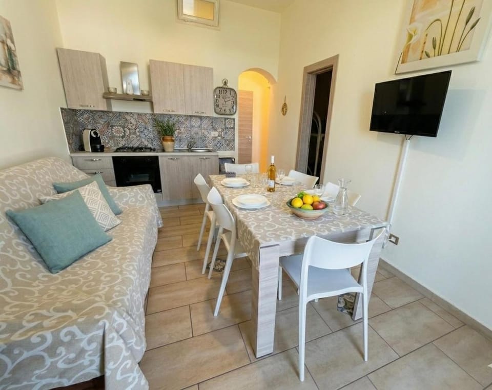 Communal lounge/ TV room, TV and multimedia, Kitchen or kitchenette, Seating area, Dining area, oven, stove