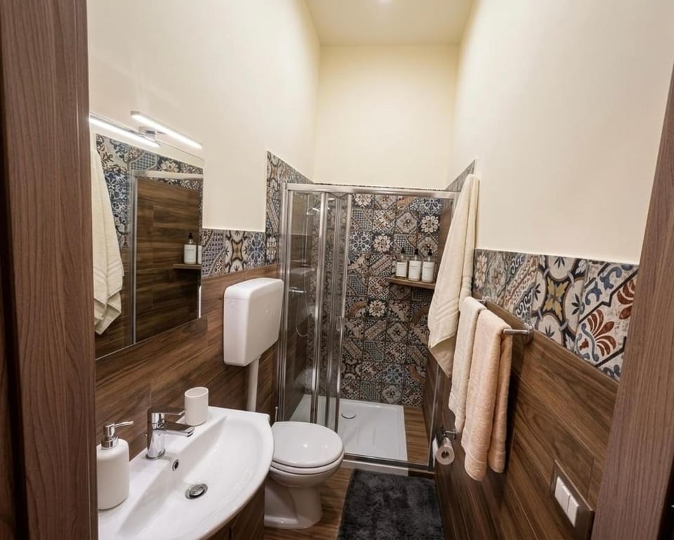 Shower, Toilet, towels