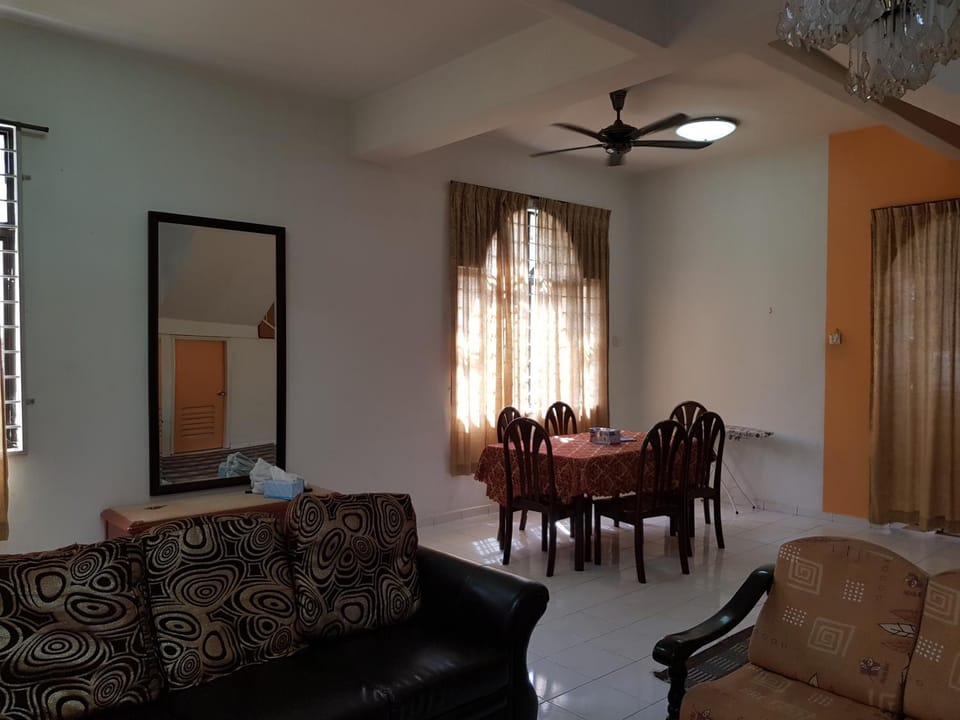 Living room, Seating area, Dining area, fireplace