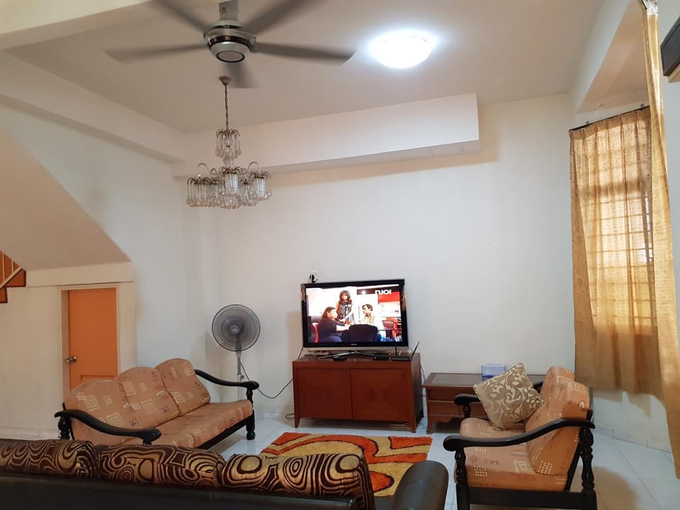Communal lounge/ TV room, TV and multimedia, Living room, Seating area, Evening entertainment, fireplace, air conditioner
