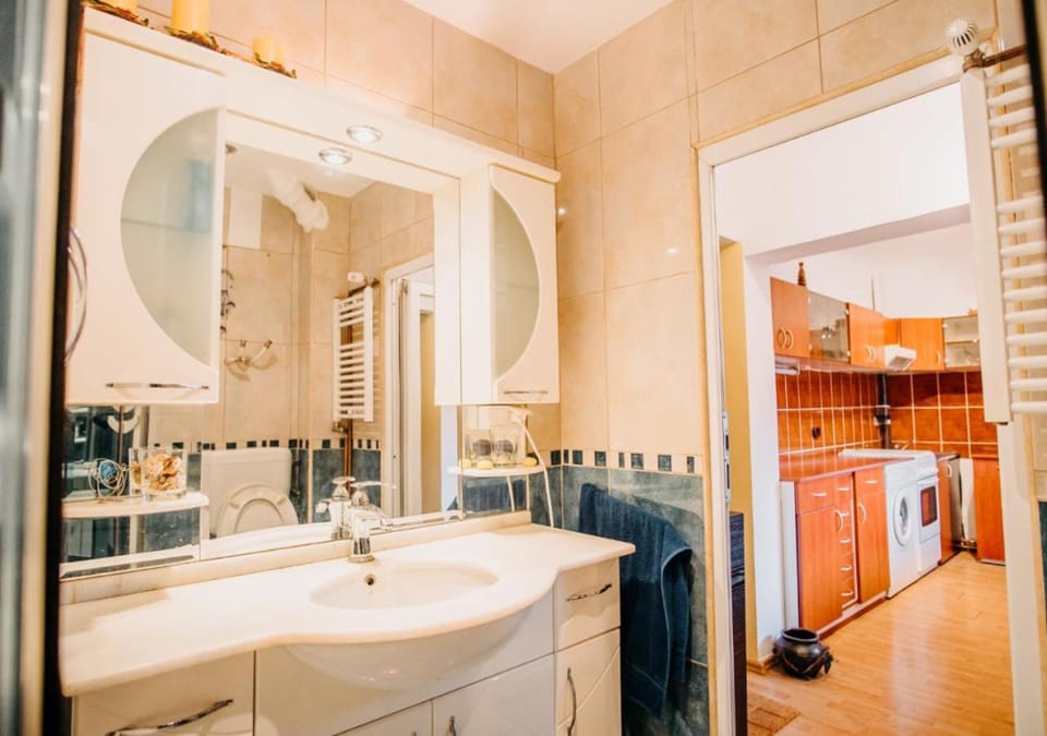 Bathroom, towels