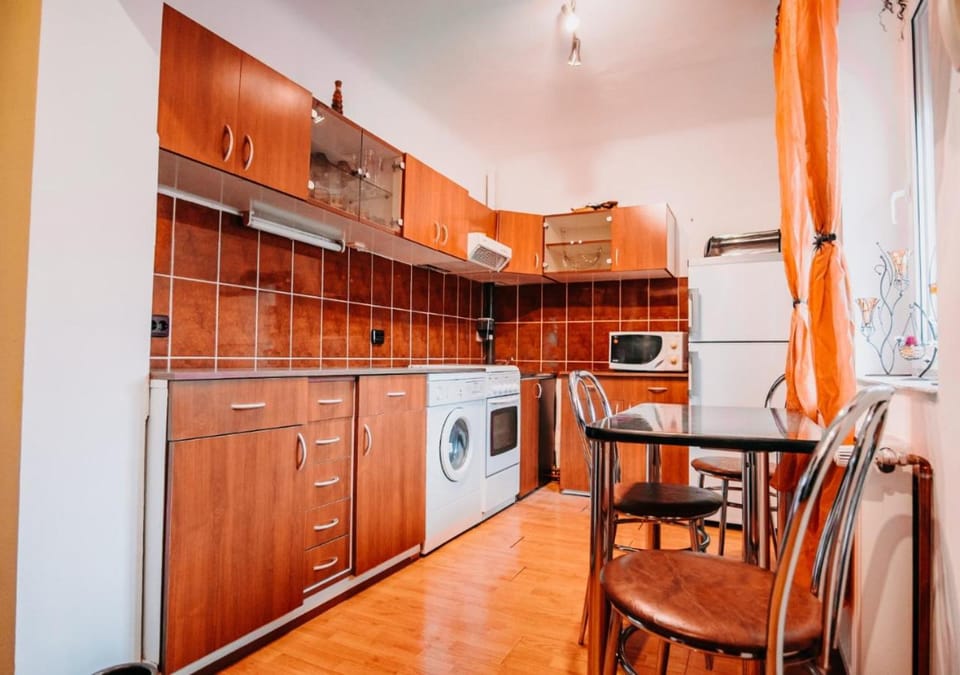 Kitchen or kitchenette, Dining area, minibar, pet friendly, toaster, washing machine