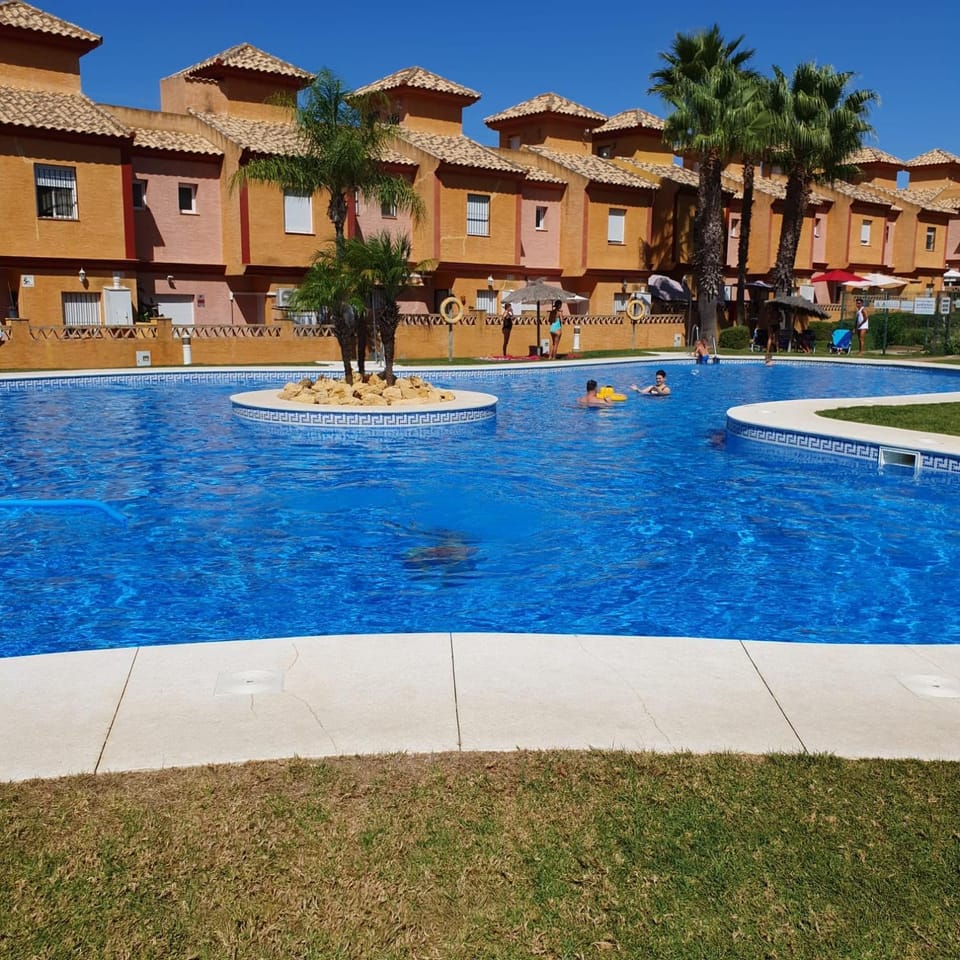 Day, Swimming pool