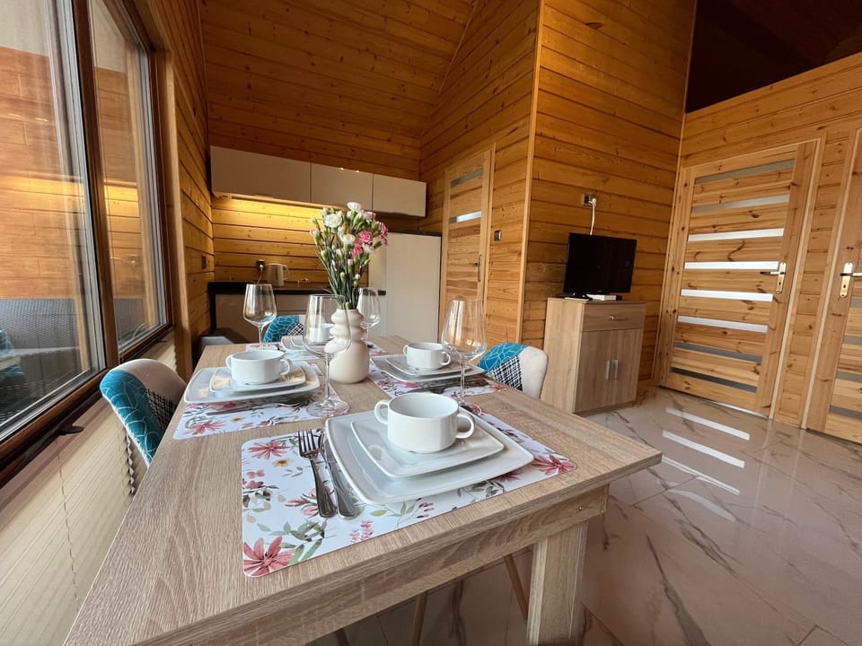 Bed, TV and multimedia, Kitchen or kitchenette, Photo of the whole room, Dining area, Bedroom