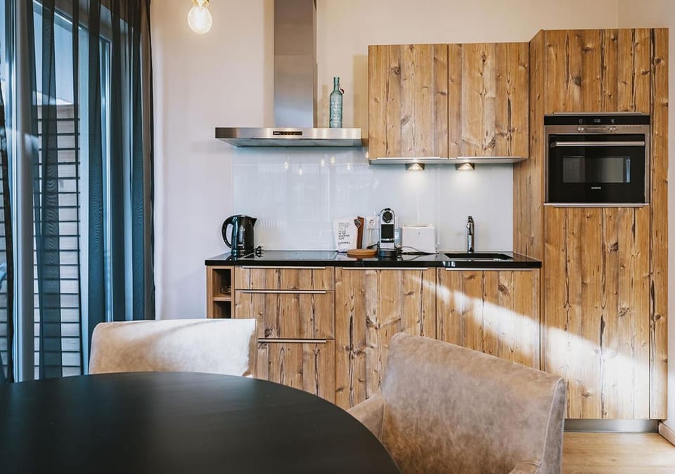 Coffee/tea facilities, Kitchen or kitchenette, Seating area