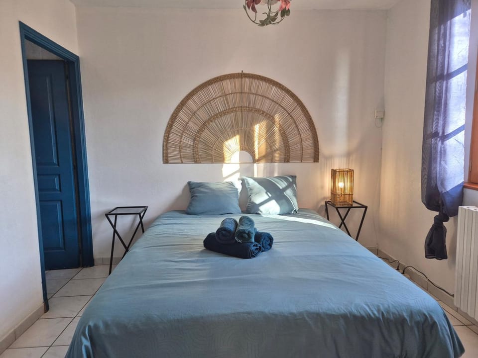 Bed, Bedroom, towels